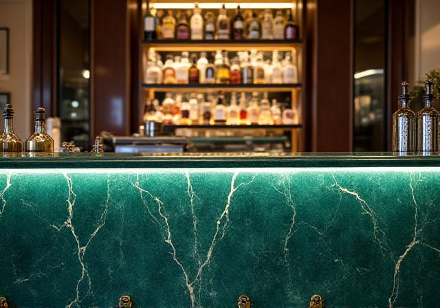 Vista frontal de la barra de mármol verde esmeralda con detalles dorados